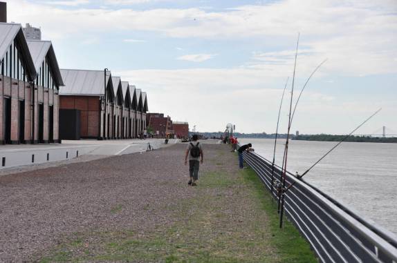 Caminhando entre o rio Paraná e antigos armazéns, hoje tranformados em oficinas de arte, em Rosário, na Argentina